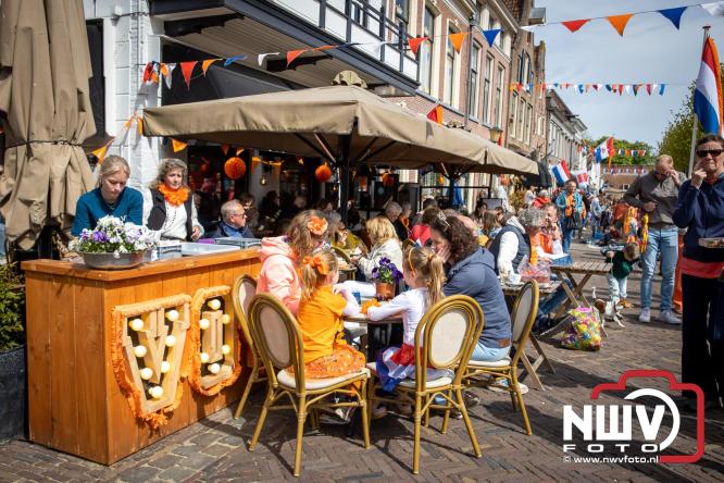 Volle terrassen, bruisende kleedjesmarkt en sportieve Wallenloop: Elburg leeft tijdens koningsdag! - &copy; NWVFoto.nl